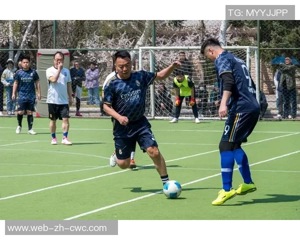 探索足球运动服的多样风格与设计理念展现运动激情与时尚魅力